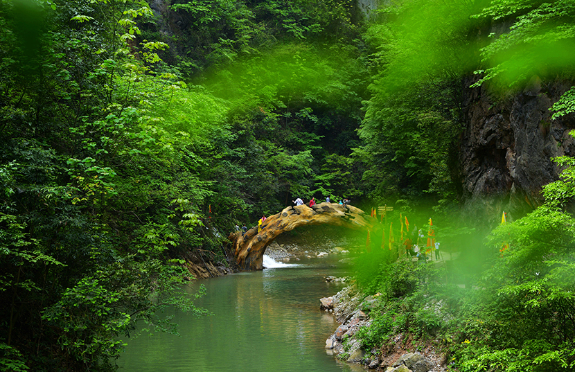 怎么玩(景区游览线路,可多条)溶洞景观,溪边寻玉,荆山大峡谷,冰川,玩
