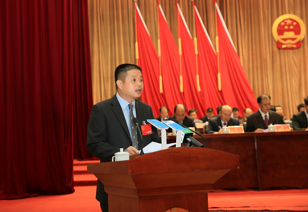 图为市长王碧安作政府工作报告